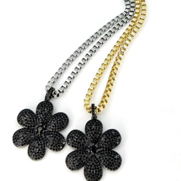 Daisy Duke Necklace - Picture 2 of 4